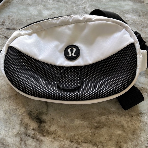 lululemon athletica Bags Lululemon Fanny Pack Belt Bag In Black And